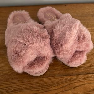 Women’s slippers (size 7)